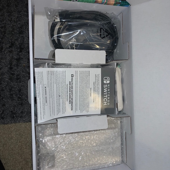 Nintendo Switch Animal Crossing Edition - Picture 3 of 4